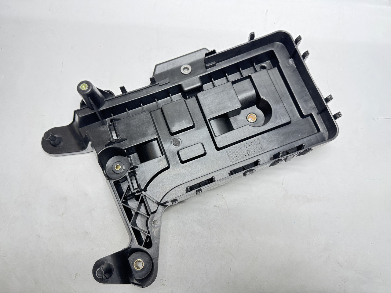 Кронштейн площадка акумулятора Q3 Audi 1K0915333B 1K0915333C 1K0915333D