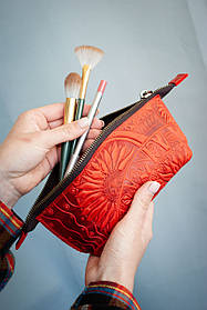 Косметичка шкіряна з Соняхами червона