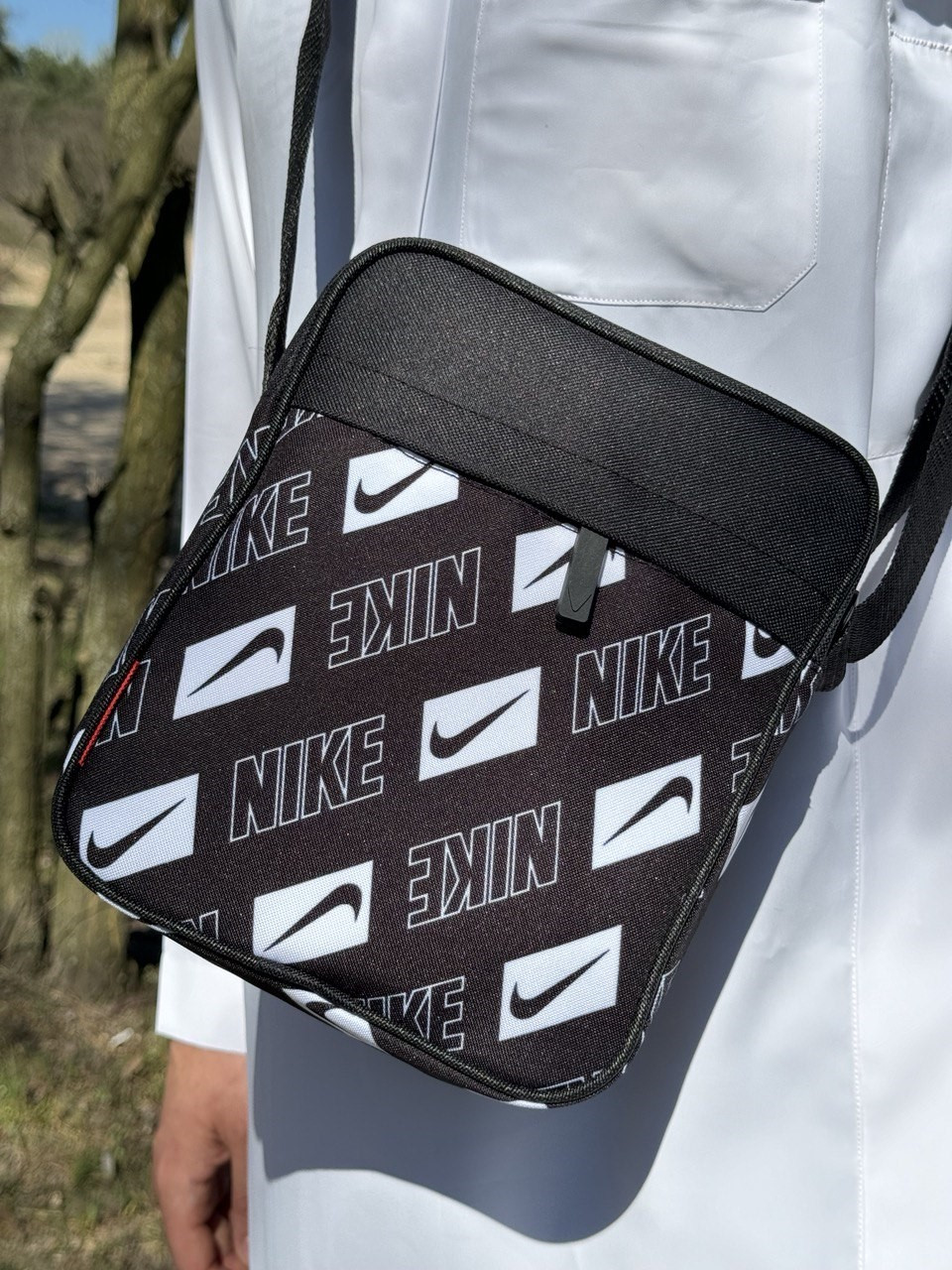 Чоловіча барсетка на плече – стильний аксесуар у міському стилі Nike