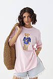 Подовжена жіноча футболка з принтом ведмедик рожева турецька футболка з розрізами з боків розмір Л, фото 2