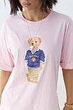 Подовжена жіноча футболка з принтом ведмедик рожева турецька футболка з розрізами з боків розмір Л, фото 5
