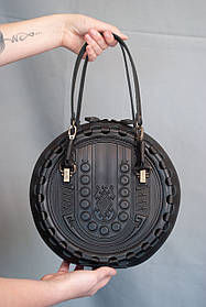 Кругла шкіряна сумка Берегиня чорна, з короткими і довгим ремінцями