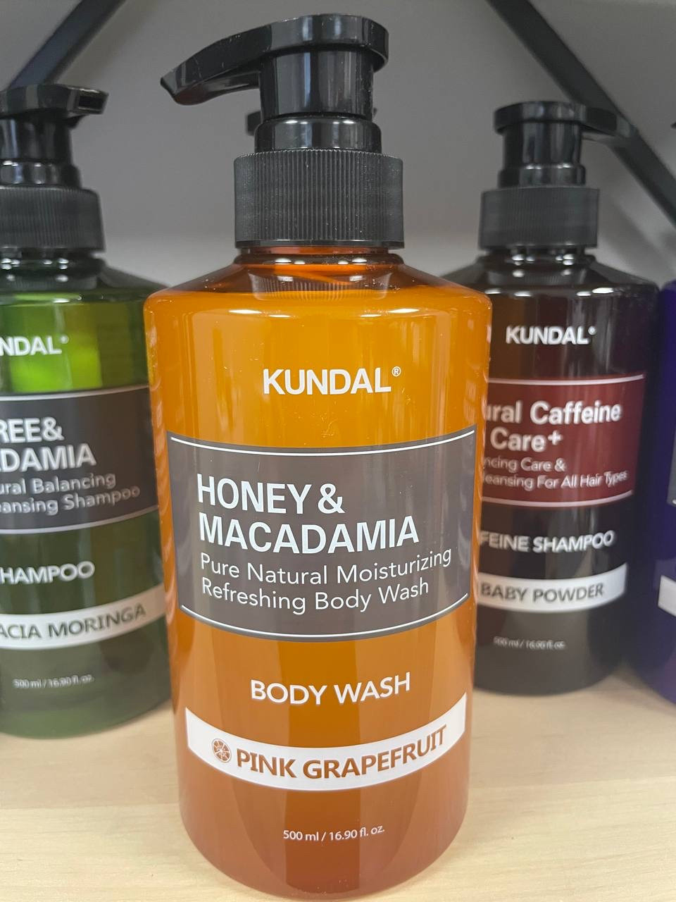 Парфумований лосьйон для тіла Рожевий грейпфрут Kundal Honey & Macadamia Body Lotion Pink Grapefruit 500 мл, фото 1