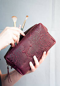 Велика шкіряна косметичка жіноча Бордова з тисненням Квітучий сад