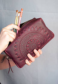 Велика шкіряна косметичка жіноча Бордова з тисненням Сонечко Мандала