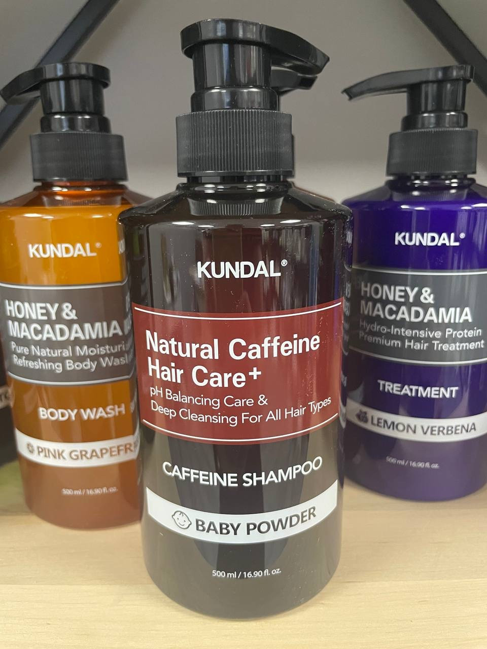 Шампунь відновлювальний дитячий присипка Kundal Honey & Macadamia Shampoo Baby Powder 500 мл., фото 1
