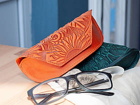 Футляр для окулярів шкіряний жіночий помаранчевий з орнаментом Соняхи
