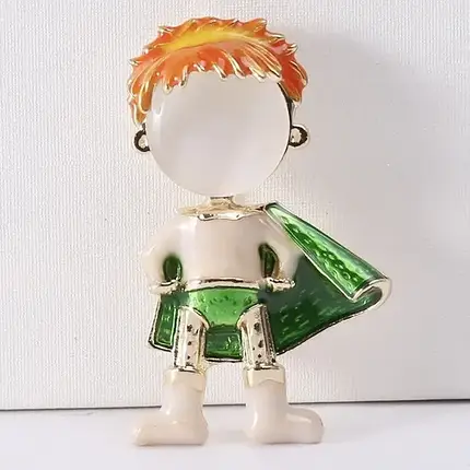 Брошка металева на золотистій основі хлопчик супер герой покрита кольоровою емаллю розмір 45х25 мм, фото 1