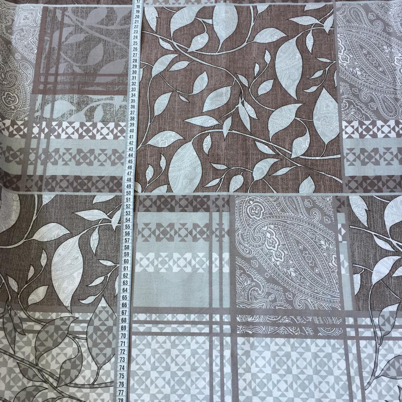 Бязь із бежевими та коричневими квадратами з рослинним і геометричним принтом, фото 1