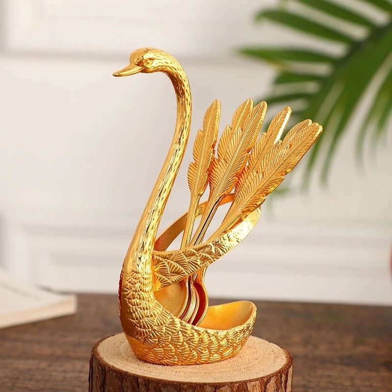 Набір з 6 кавових ложок з декором у вигляді пір'їни та витонченою підставкою у вигляді лебедя. Золотого кольору, фото 1