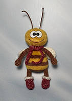 Бджілка в'язана іграшка