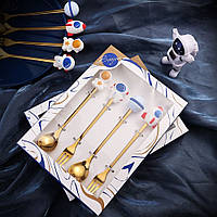 Подарунковий набір столових приладів "Космічний простір" - 2 ложки та 2 вилки золотого кольору.