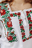 Біла сорочка з вишитими квітами червоного та рожевого відтінків, фото 2