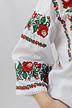 Біла сорочка з вишитими квітами червоного та рожевого відтінків, фото 3