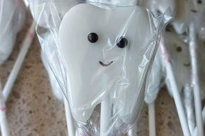 Льодяник на паличці Зуб