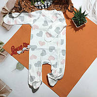 Чоловічок для новонародженої в пологовий будинок на виписку 56р в сердечки