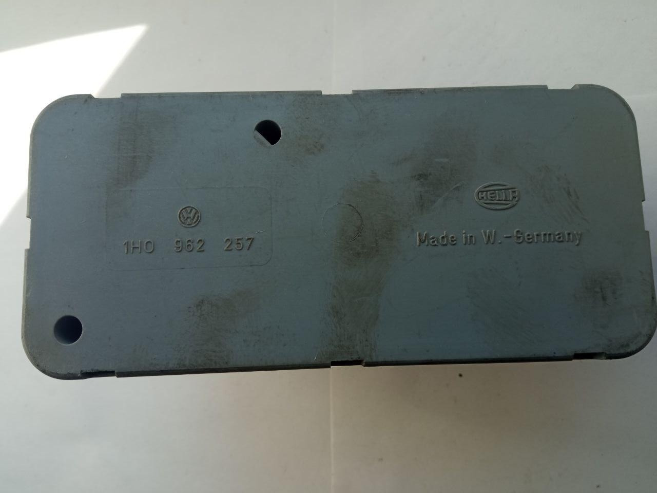 Компресор центрального замка Volkswagen Hella 1H0 962 257 / 1H0962257, фото 1
