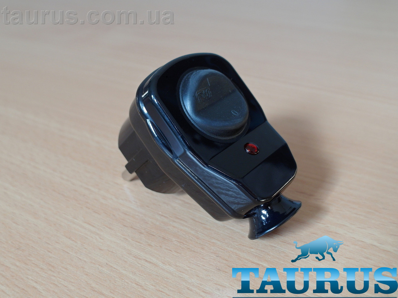 Вилка з кнопкою чорна Black + заземлення для потужних електроприладів до 3500W (16А), з індикатором. Польща, фото 1