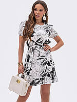 Короткое платье из штапеля с цветочным принтом.