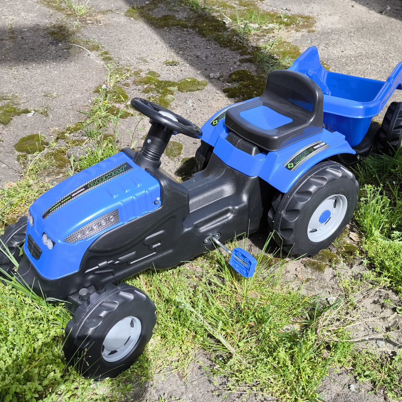 Дитячий трактор на педалях Jumbo (синій колір) з прицепом і регульованим сидінням, фото 1