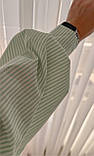 Блідо-зелений жіночий літній котоновий костюм у дрібну смужку: сорочка та шорти, фото 5