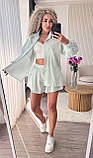 Блідо-зелений жіночий літній котоновий костюм у дрібну смужку: сорочка та шорти, фото 6