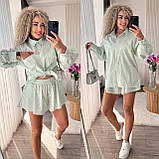 Блідо-зелений жіночий літній котоновий костюм у дрібну смужку: сорочка та шорти, фото 3