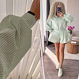 Блідо-зелений жіночий літній котоновий костюм у дрібну смужку: сорочка та шорти, фото 4