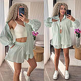 Блідо-зелений жіночий літній котоновий костюм у дрібну смужку: сорочка та шорти, фото 2