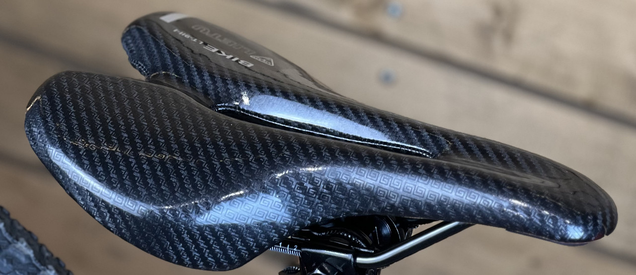 Сідло для велосипеда DNK Butter з отвором 260х160 мм чорне, фото 1