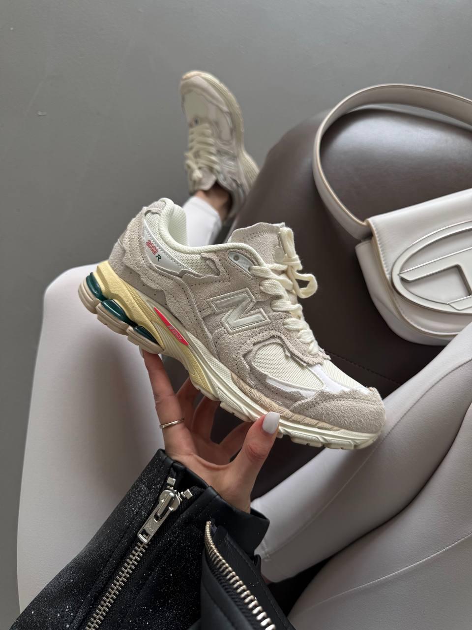 Жіночі демісезонні кросівки New Balance 2002R LIGHT BEIGE SUEDE (бежеві) спортивні кроси 1183 Нью Беленс vkross