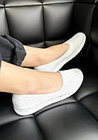 Жіночі шкіряні літні туфлі білого кольору з перфорацією на низькому ходу