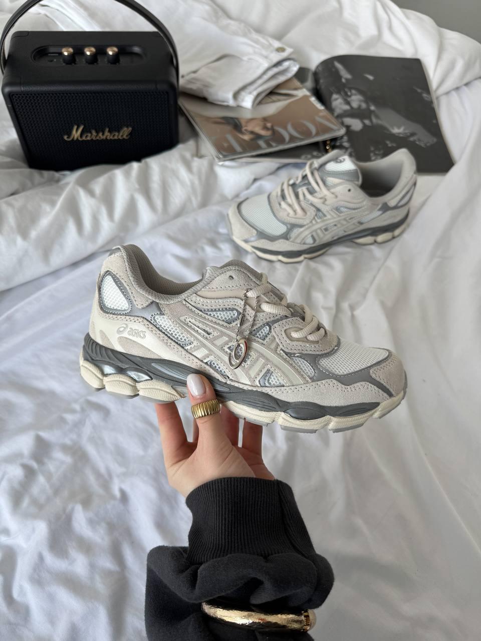 Жіночі спортивні кросівки Asics (сірі з білим) модні демі кроси 57762477 Асикс vkross