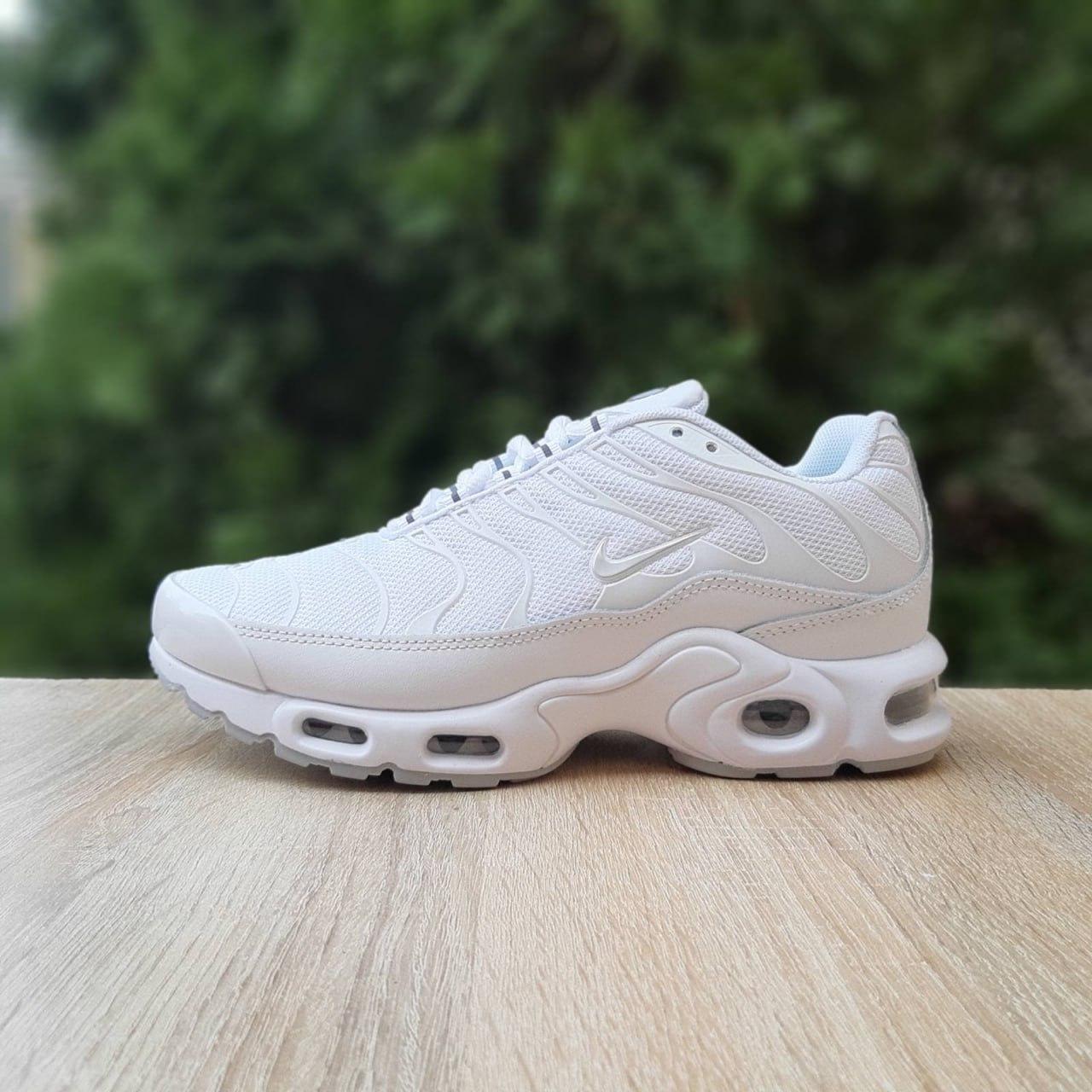 Жіночі демісезонні кросівки Nike Air Max Plus TN (білі) модні спортивні кроси 21120 Найк vkross