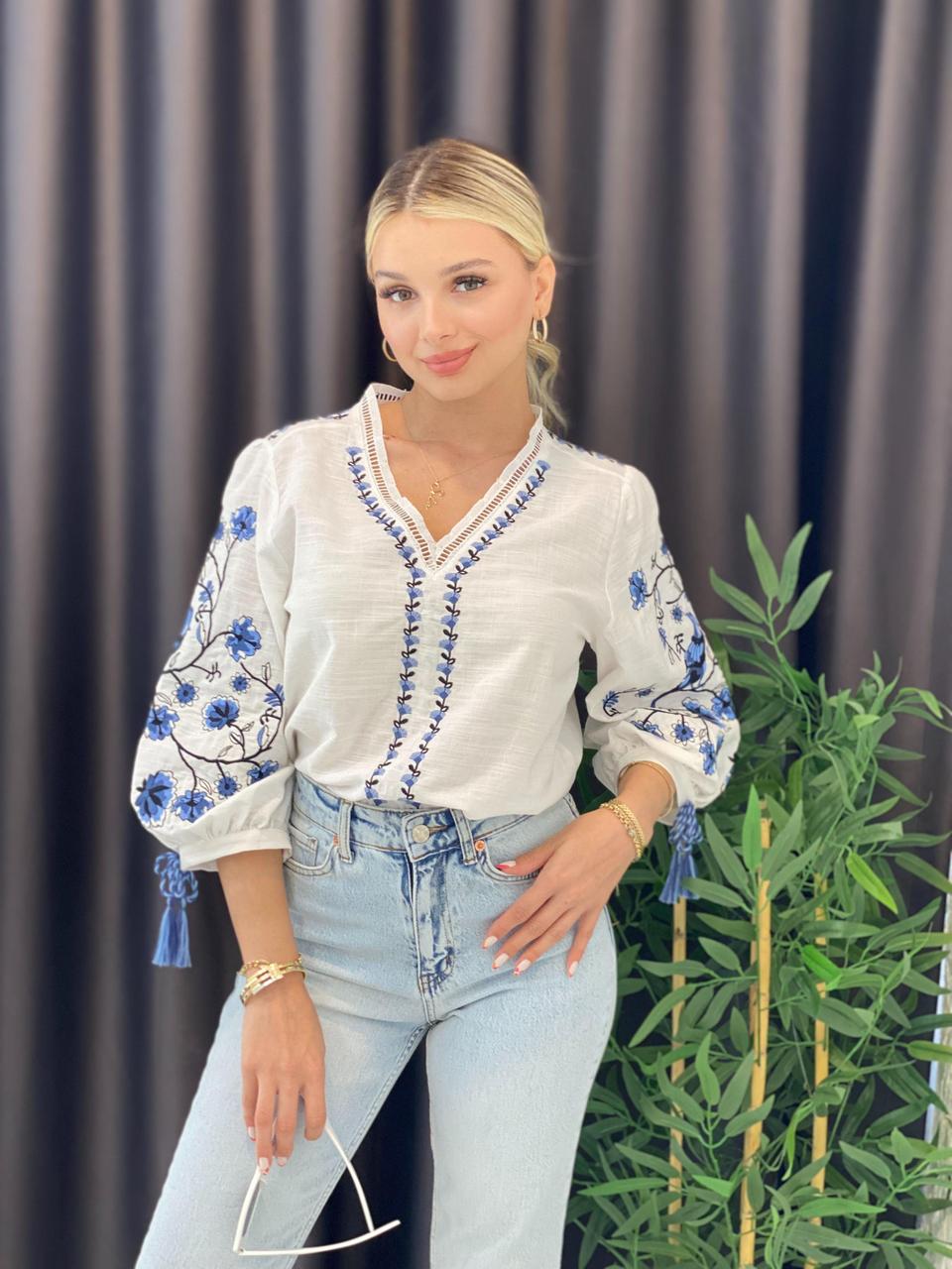 Вишита жіноча блуза з синім візерунком