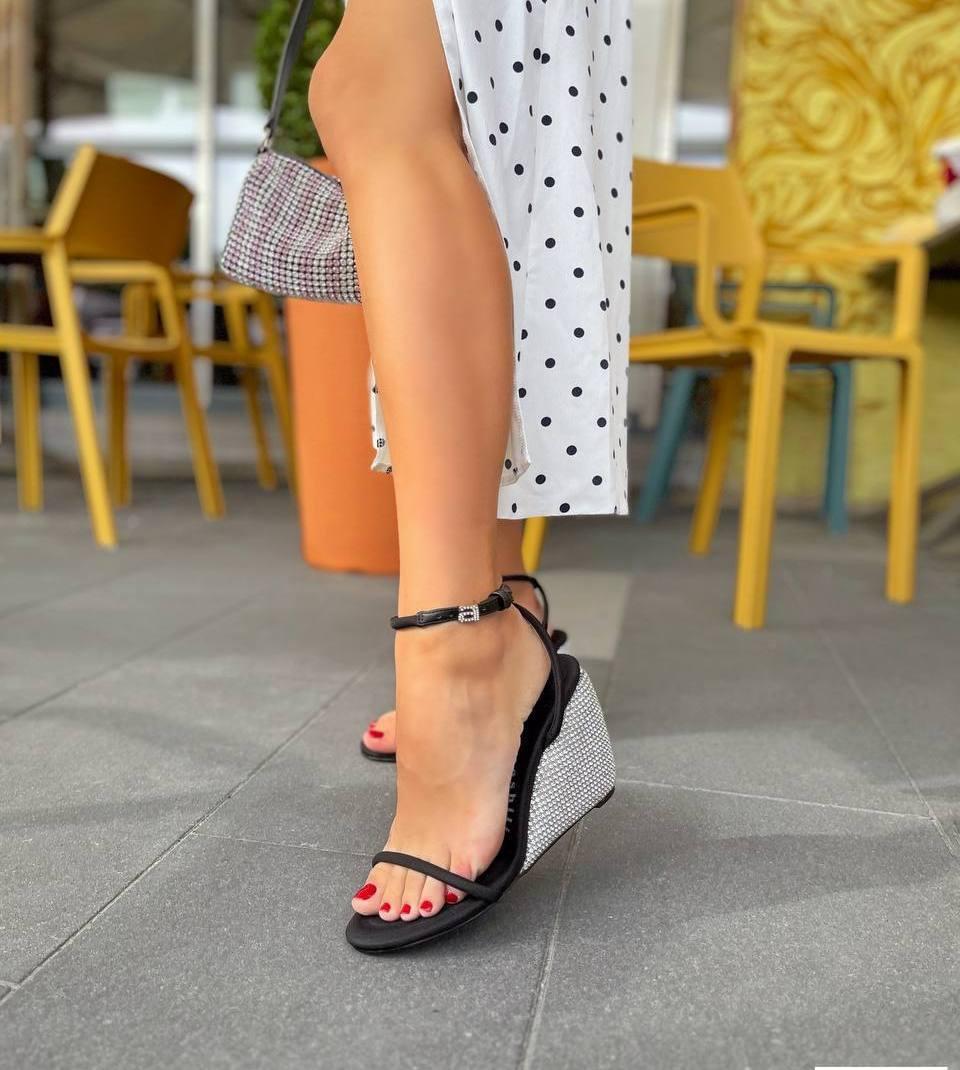 Жіночі босоніжки на високій танкетці зі стразами чорні екозамша, фото 1