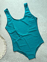 Однотонний суцільний купальник боді бірюзового кольору.