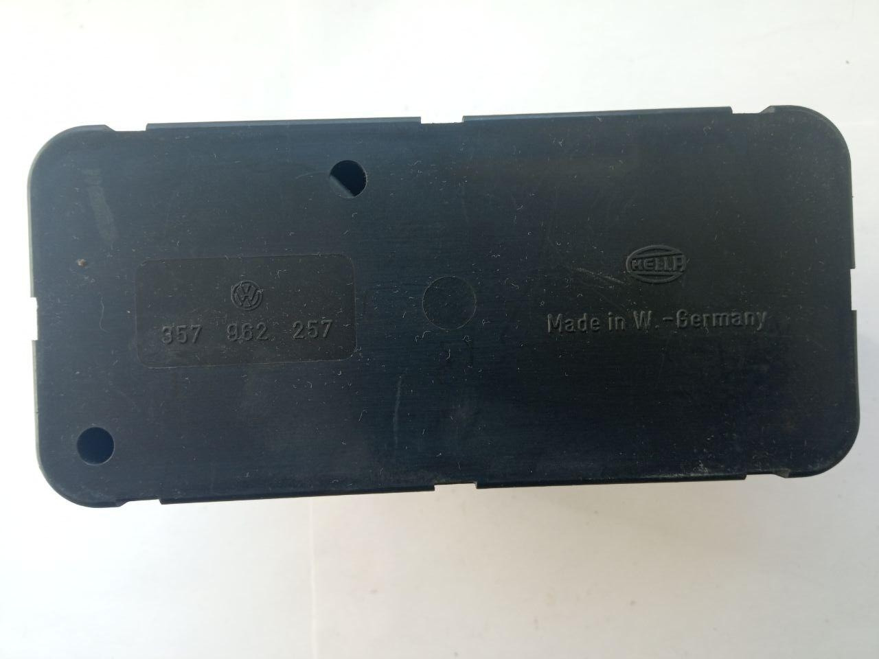 Компресор центрального замка Volkswagen Passat 35i Hella 357 962 257 / 357962257