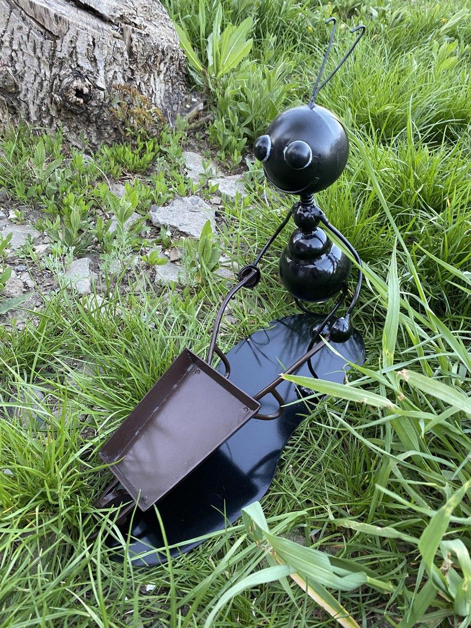 Садова металева фігура "Мурашка з тачкою" 35х39 см Ручна авторська робота!, фото 1