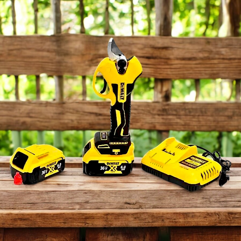 Садовий секатор акумуляторний DeWalt DCMPP550P1 Потужний сікатор 36В з двома акумуляторами Секатор Деволт