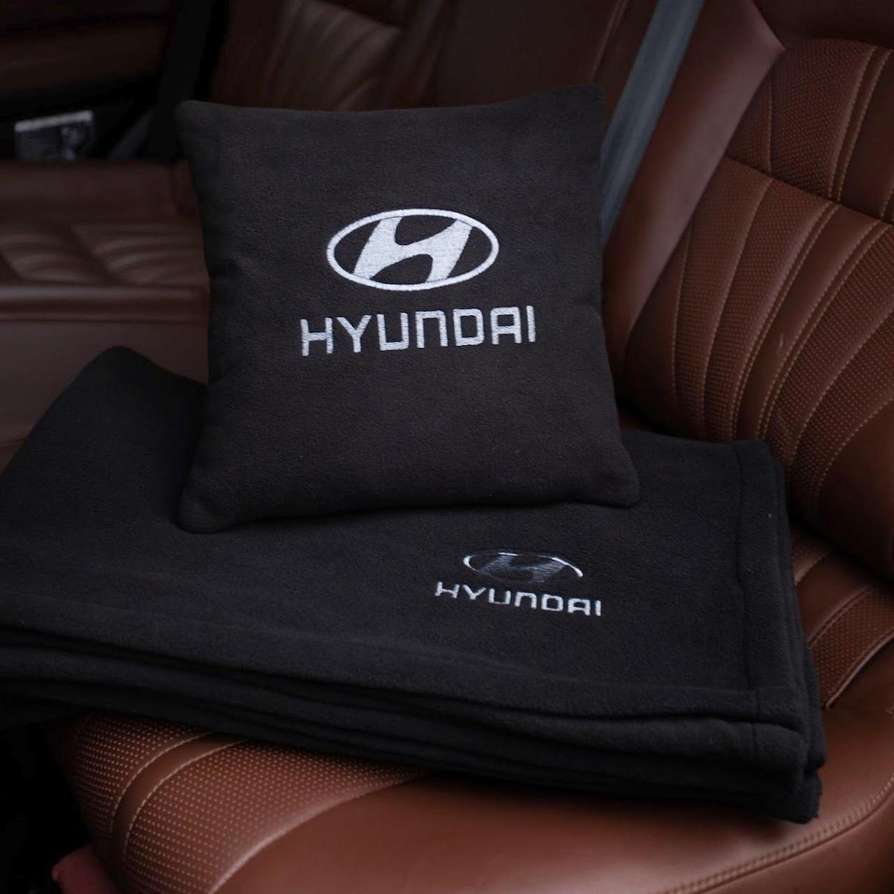 Подушка та плед в автомобіль з логотипом Hyundai, флісовий набір, фото 1