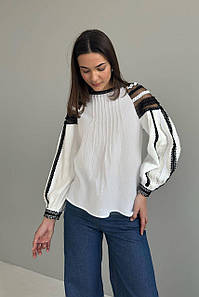 Блуза жіноча святкова муслінова молочна з чорним мереживом 3688-01