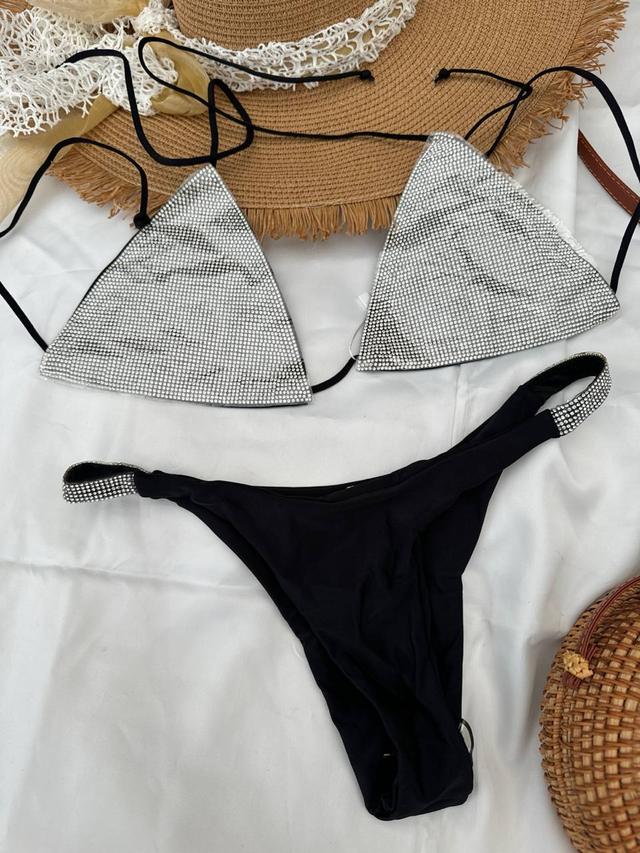 черный купальник с камнями