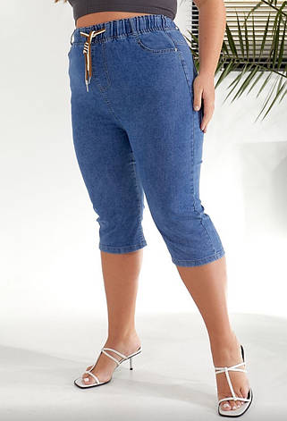 Капрі жіночі джинсові в синьому кольорі з поясом на резинці кольори 44, 46, 48, фото 2