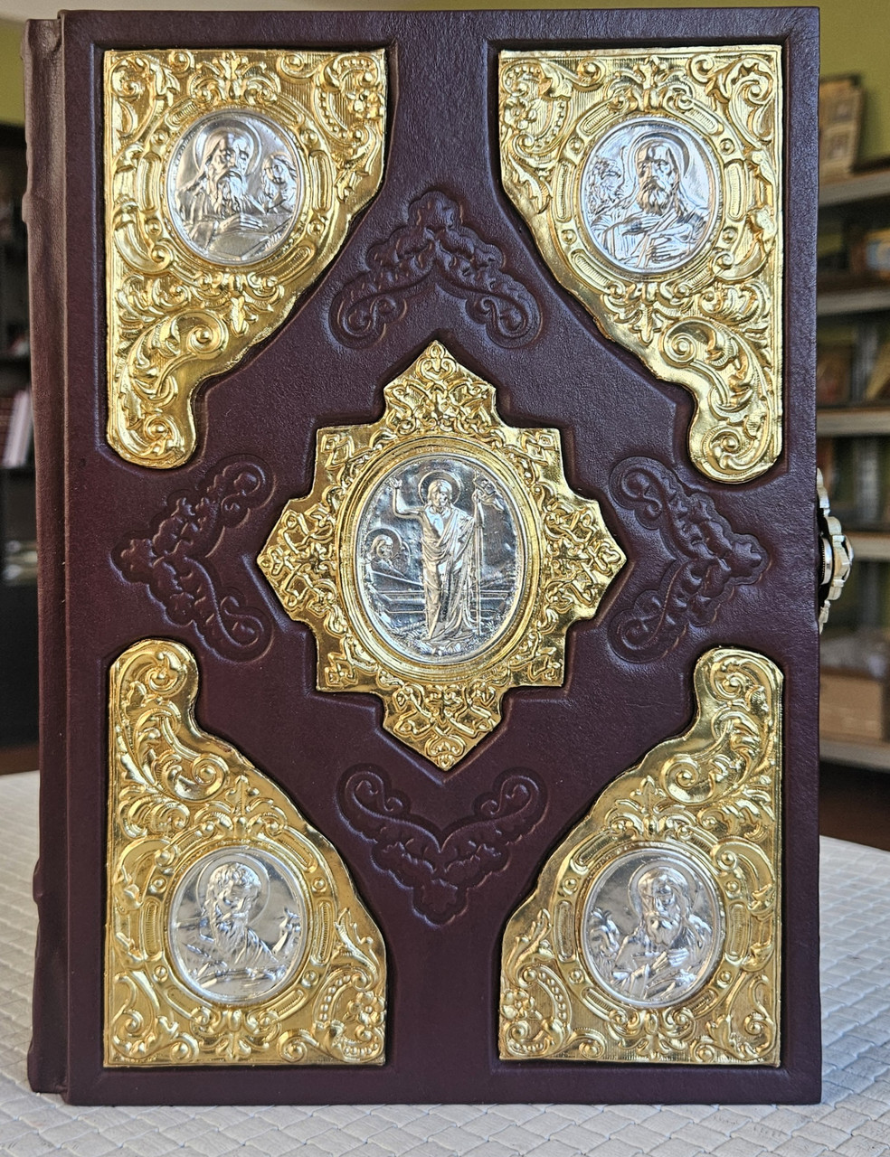 Книга Святе Євангеліє требне в шкіряній палітурці, накладки позолота / сріблення, розмір книги 19*26, застібка
