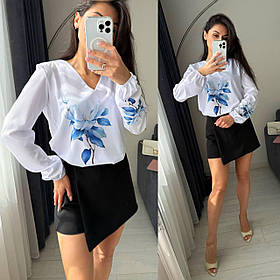 Біла жіноча блуза із софту з принтом синя квітка