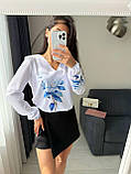 Біла жіноча блуза із софту з принтом синя квітка, фото 4