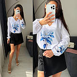 Біла жіноча блуза із софту з принтом синя квітка, фото 2