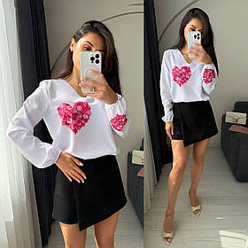 Біла жіноча блуза із софту з принтом квіткове серце