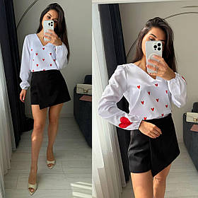 Біла жіноча блуза із софту з принтом серця